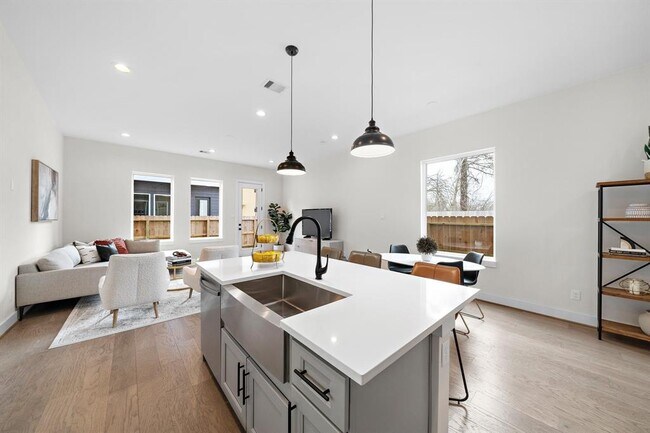 Foto del edificio - 2626 W Tidwell Rd