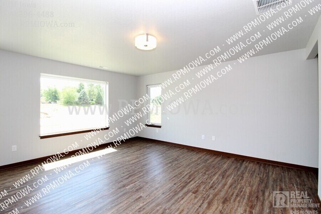 Building Photo - GREAT LOCATION!! 3 Bedroom, 2.5 Bath Townh...