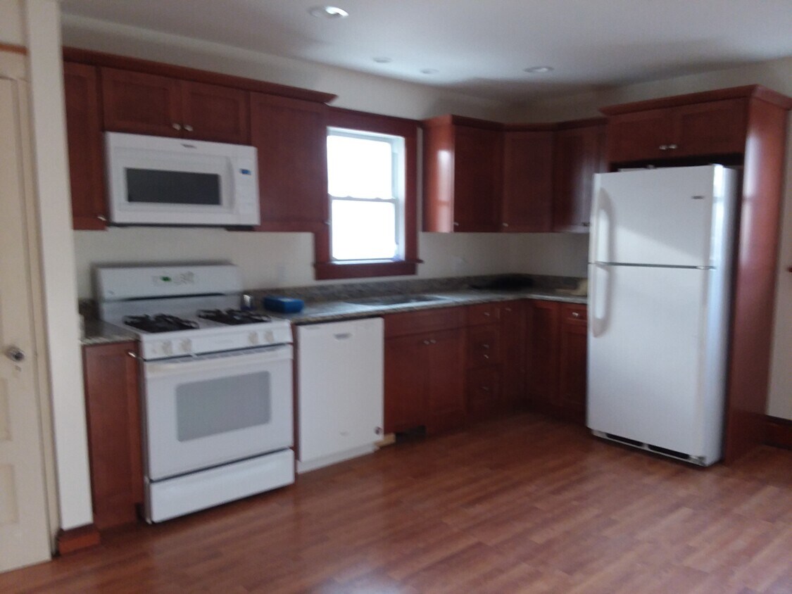 Primary Photo - 68 Greenwood Ave