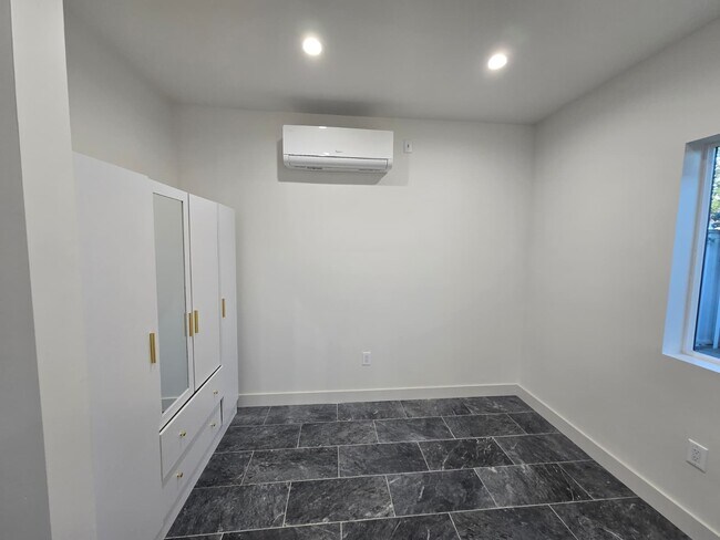 Foto del edificio - 18557 W Victory Blvd