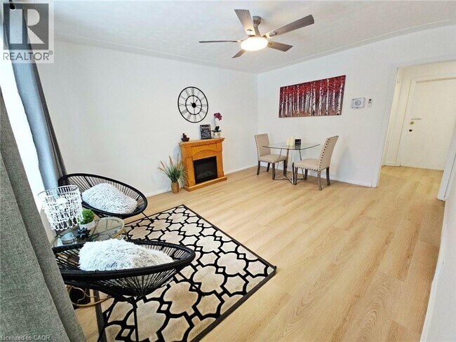 Photo du bâtiment - 125 Adair Ave S