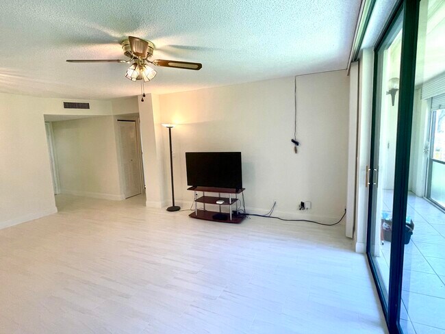 Building Photo - 5130 Las Verdes Cir