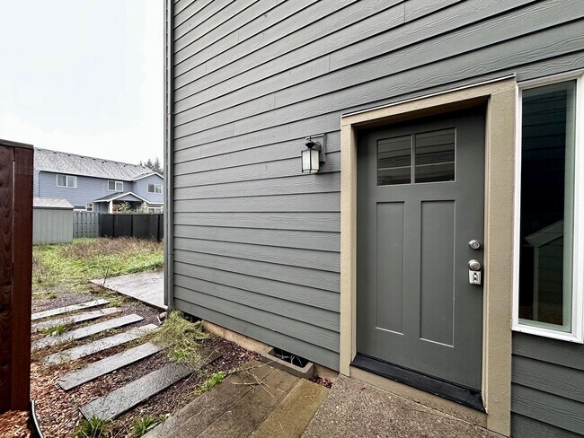 Foto del edificio - Modern 2-Bedroom ADU (duplex style) with Private Garage & Backyard in Estacada, OR!