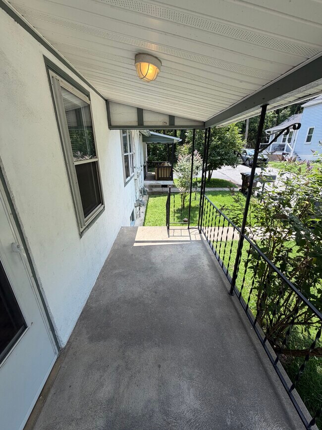 Building Photo - 607 Tabak Ave