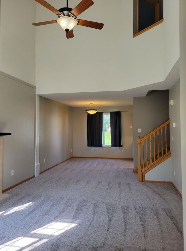 Foto del edificio - Spacious End Unit Townhouse