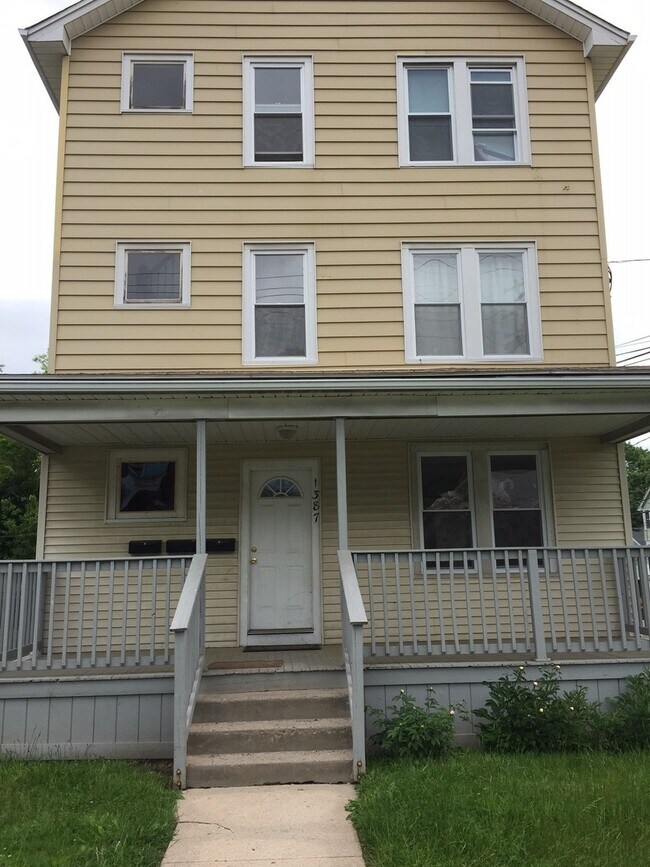 Foto del edificio - 1387 Corbin Ave.