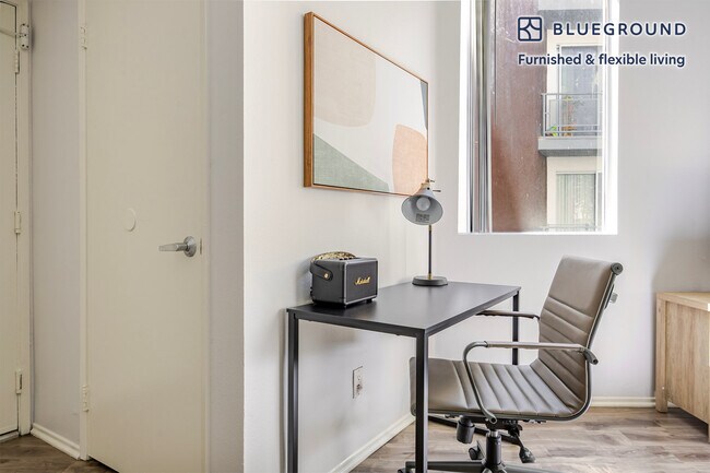 Building Photo - 1443 N Fuller Ave