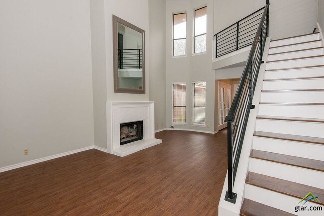 Building Photo - 5807 Hollytree Dr