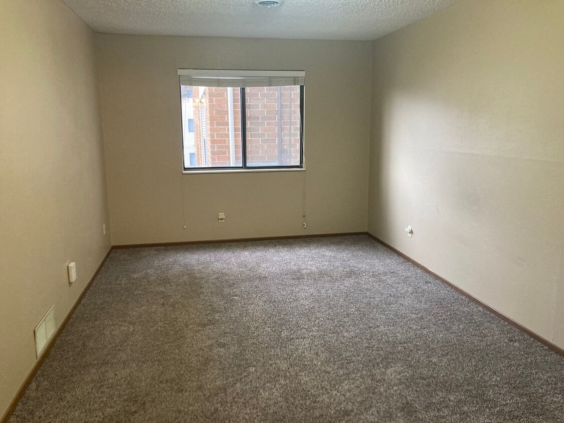 Primary Photo - 1727 N Grandview Ln