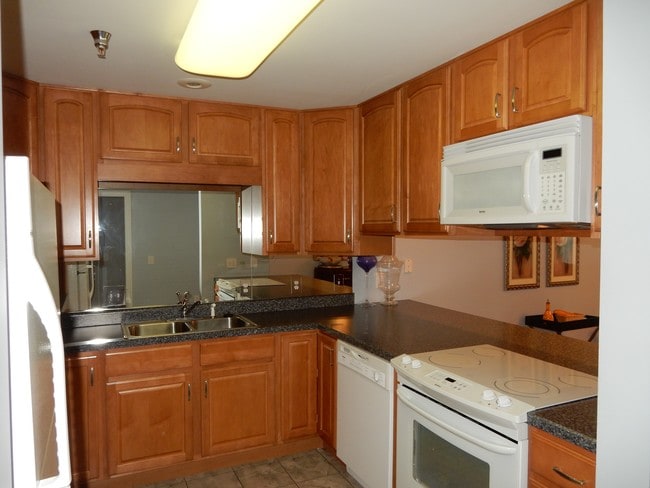 Building Photo - The Suites at West Park
