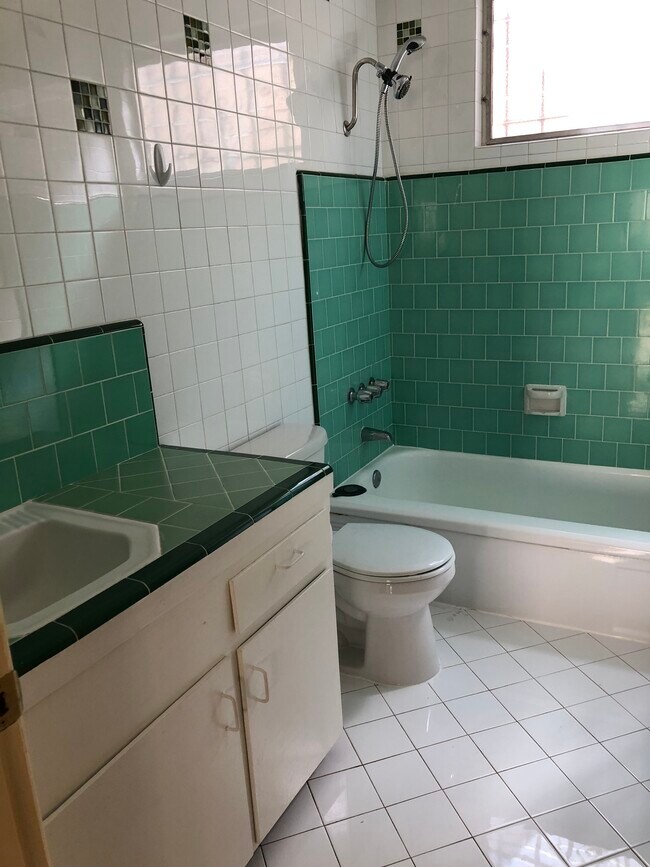 bathroom - 1030 N Stanley Ave