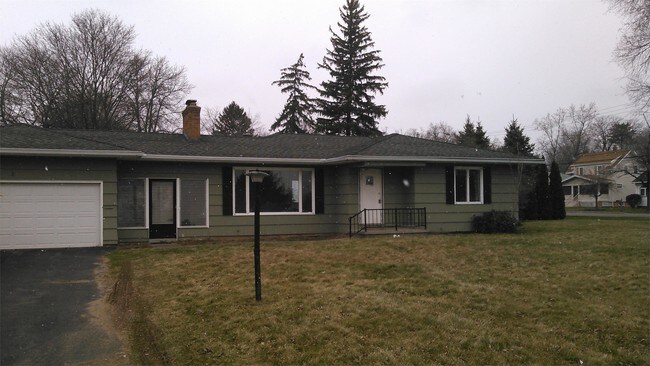 Building Photo - 2 Greenbriar Dr
