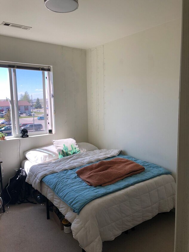 Foto principal - 4 Bedroom Townhome in Hawks Ridge