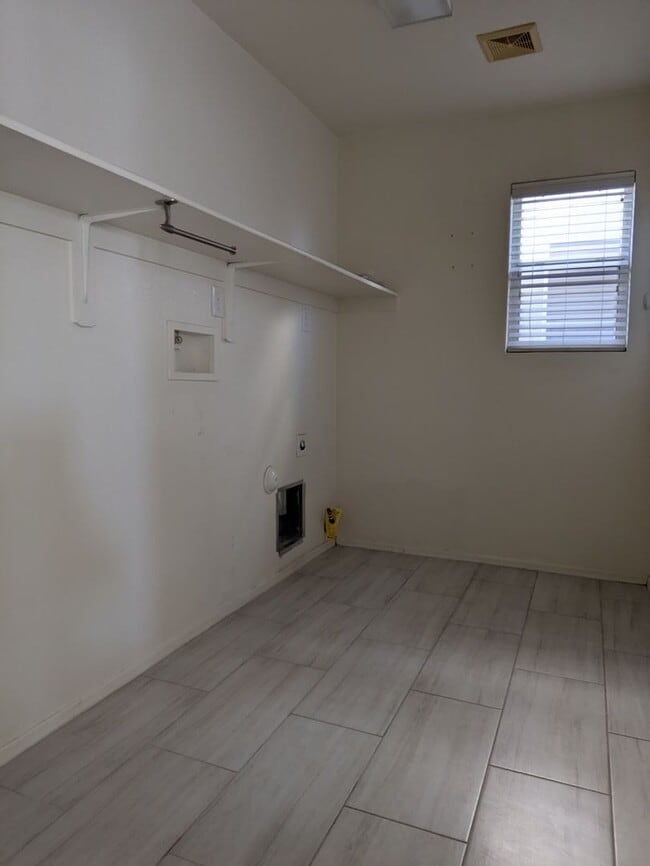 Building Photo - Northwest Beauty 3 Bedroom 3 Bath 2 Car garage