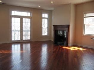 Foto del edificio - Modern Lakeview 3 Bedroom, 2 Bathroom Walk-Up