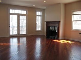 Building Photo - Modern Lakeview 3 Bedroom, 2 Bathroom Walk-Up