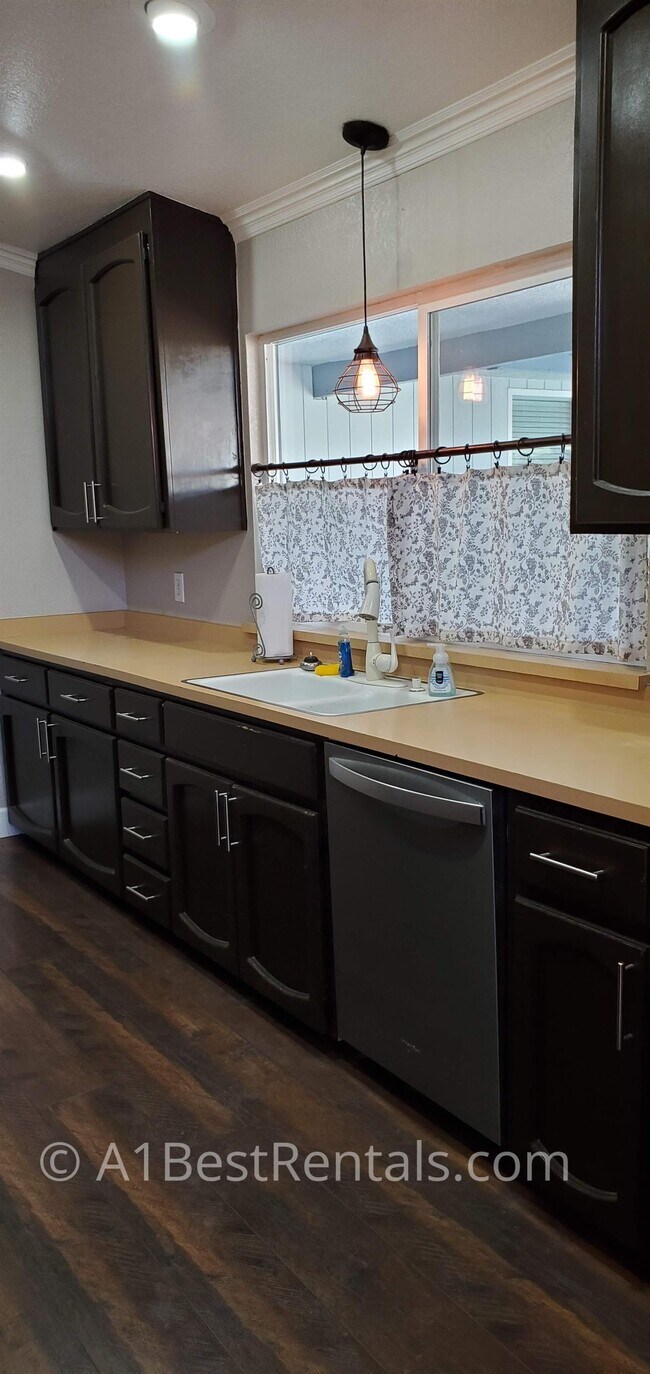 Building Photo - 1404 Central Ave