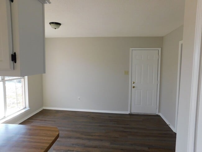 Building Photo - 6190 Somerset Dr