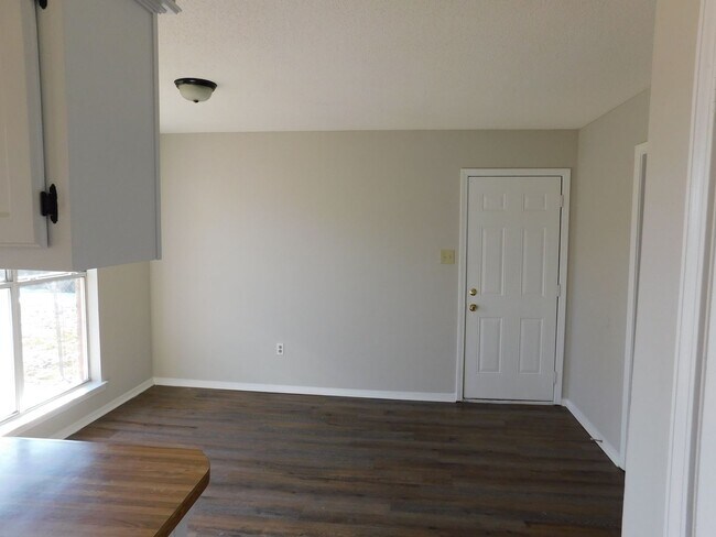 Foto del edificio - 6190 Somerset Dr