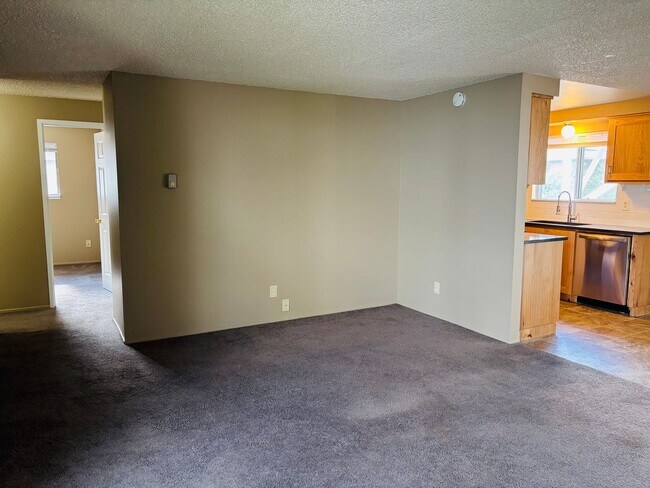 Foto del edificio - Bright 2 BR Carter Park Living with Fireplace, Carport, and Tons of Storage!