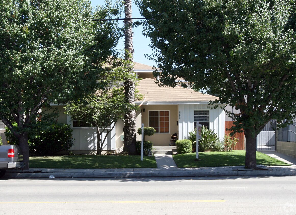 Building Photo - 12721-12723 Oxnard St