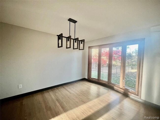 Building Photo - 5160 Orchard Crest