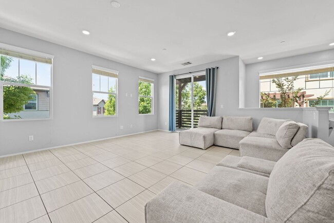 Building Photo - Townhome in the Lakepointe Point Community!