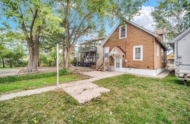 Building Photo - 1003 N Hickory St