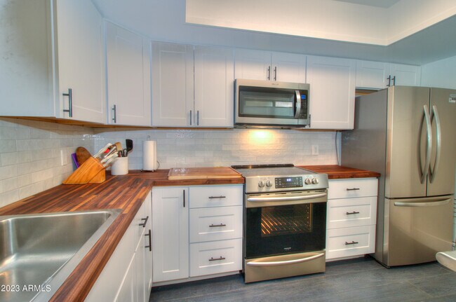 Building Photo - 4201 E Camelback Rd