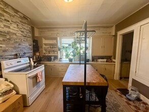 Building Photo - 707 E Thomas St