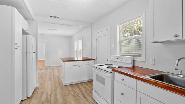 Building Photo - 2026 22nd St S