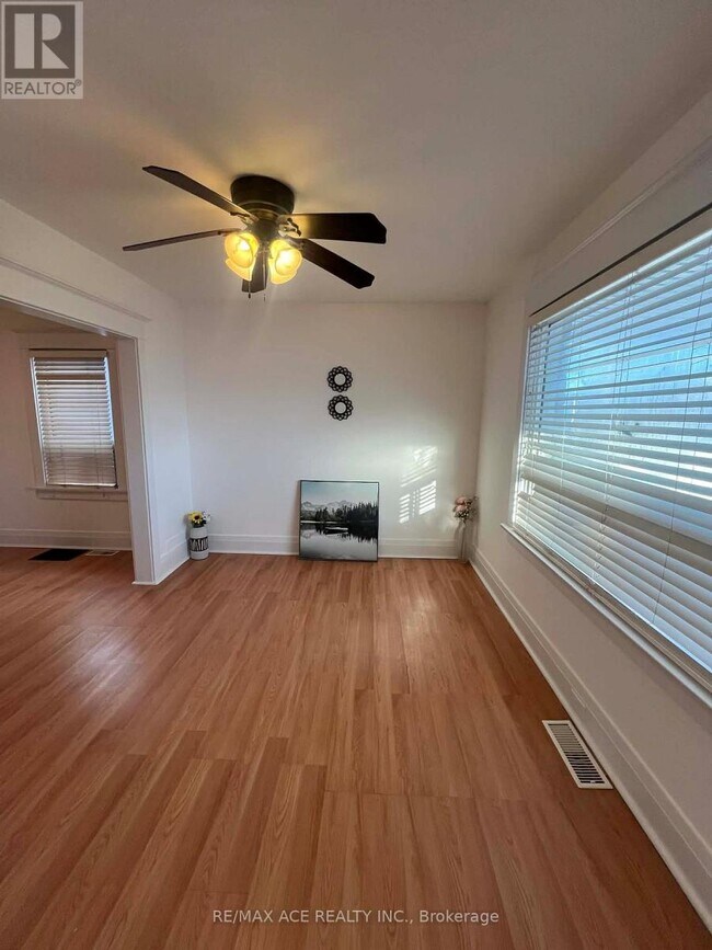 Photo du bâtiment - 12 Mahoney Ave