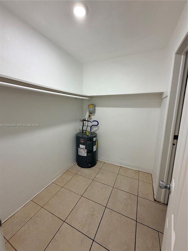 Foto del edificio - 717 NE 1st St