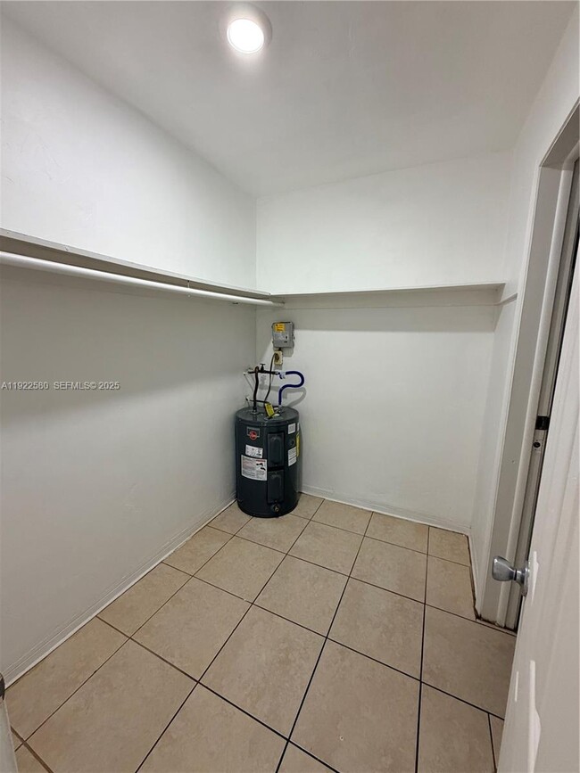 Building Photo - 717 NE 1st St