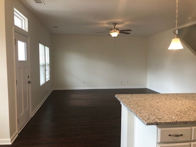 Foto del edificio - 218 Dogwood Cir