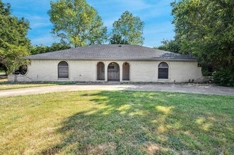 Building Photo - 201 Valley View Dr N
