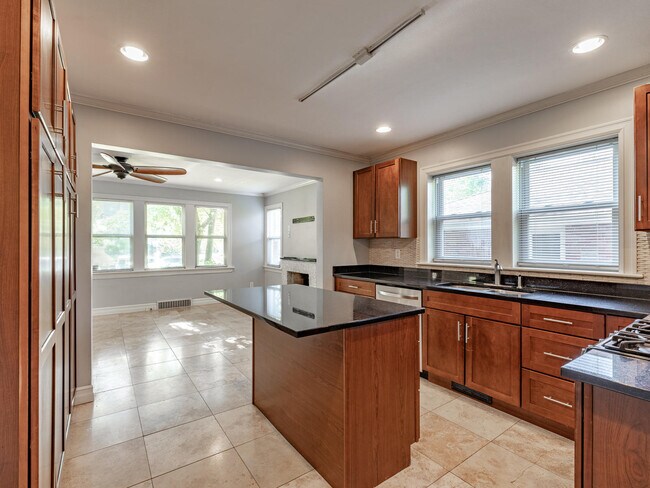 Building Photo - 2033 Bland Pl