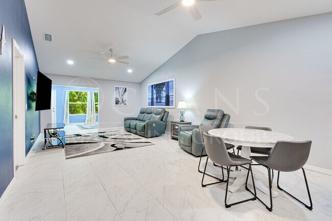 Building Photo - Beautifully Furnished 2BR Home + Bonus Room