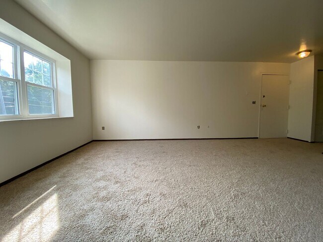 Foto del edificio - Wonderful 2BR in Bellevue!  Central A/C, Equipped Kitchen & More! Great Location!! Call Today!