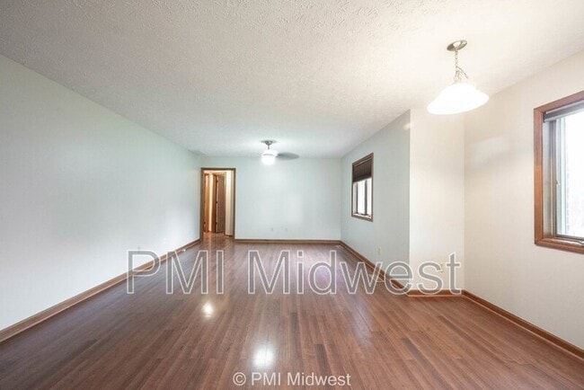 Building Photo - 406 Tulip Dr