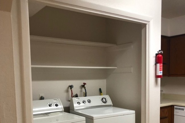 Laundry Area - 802 W 2nd St