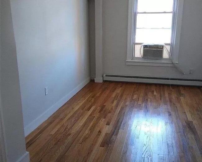 Building Photo - 370 Aurora Ave