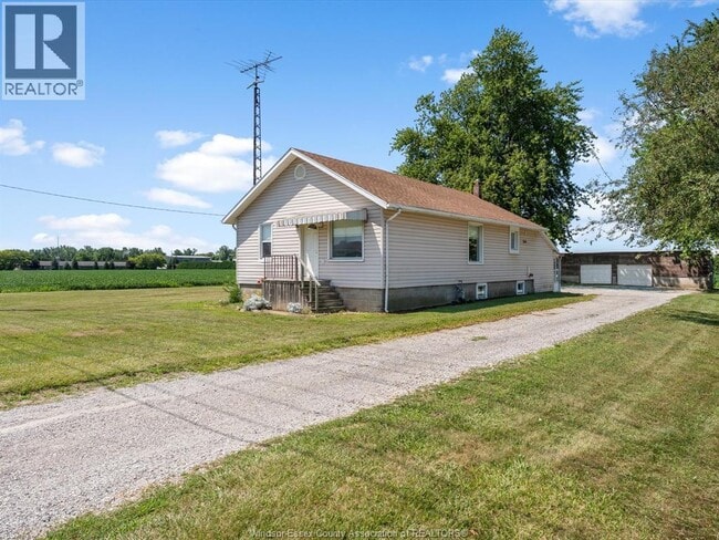 Building Photo - 2301 Albuna Townline