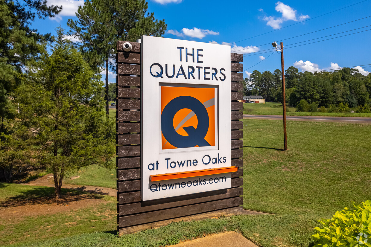 Primary Photo - The Q's at Towne Oaks