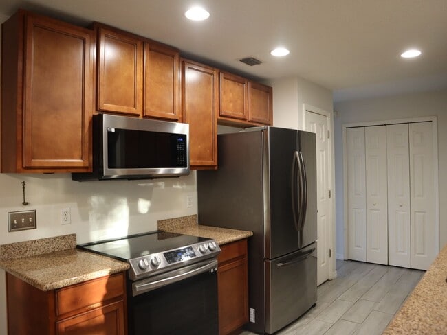 Foto del edificio - Great Location 3 bedroom 2 Bath 2 Car Garage Call/Text Carole Arcaro 386-216-4900 Deltona Lakes R...