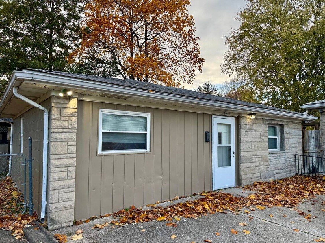 Foto principal - Updated 1-brm home with huge living room, ...