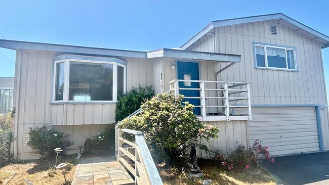 Foto del edificio - Spacious 3BD/2.5B Arcata home boasts farml...