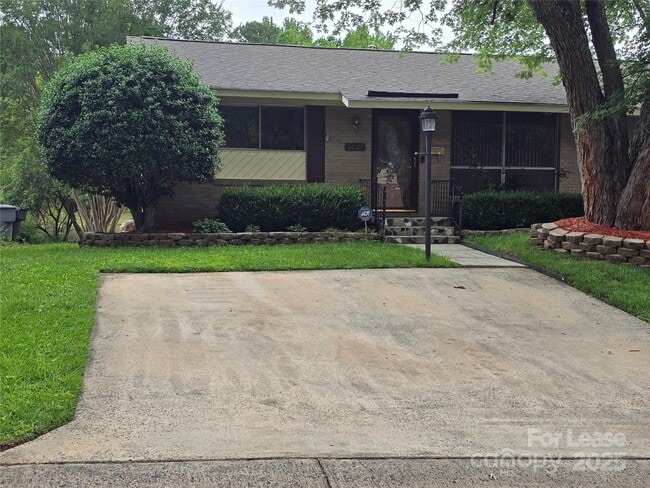 Building Photo - 5027 Malibu Dr
