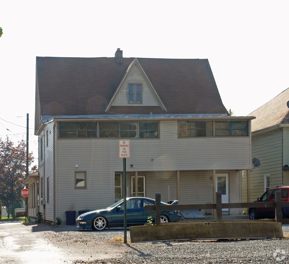 Building Photo - 539 W Main St