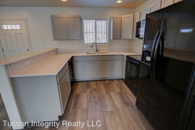Building Photo - 8 br, 6 bath Room For Rent - 836 E 6th Street